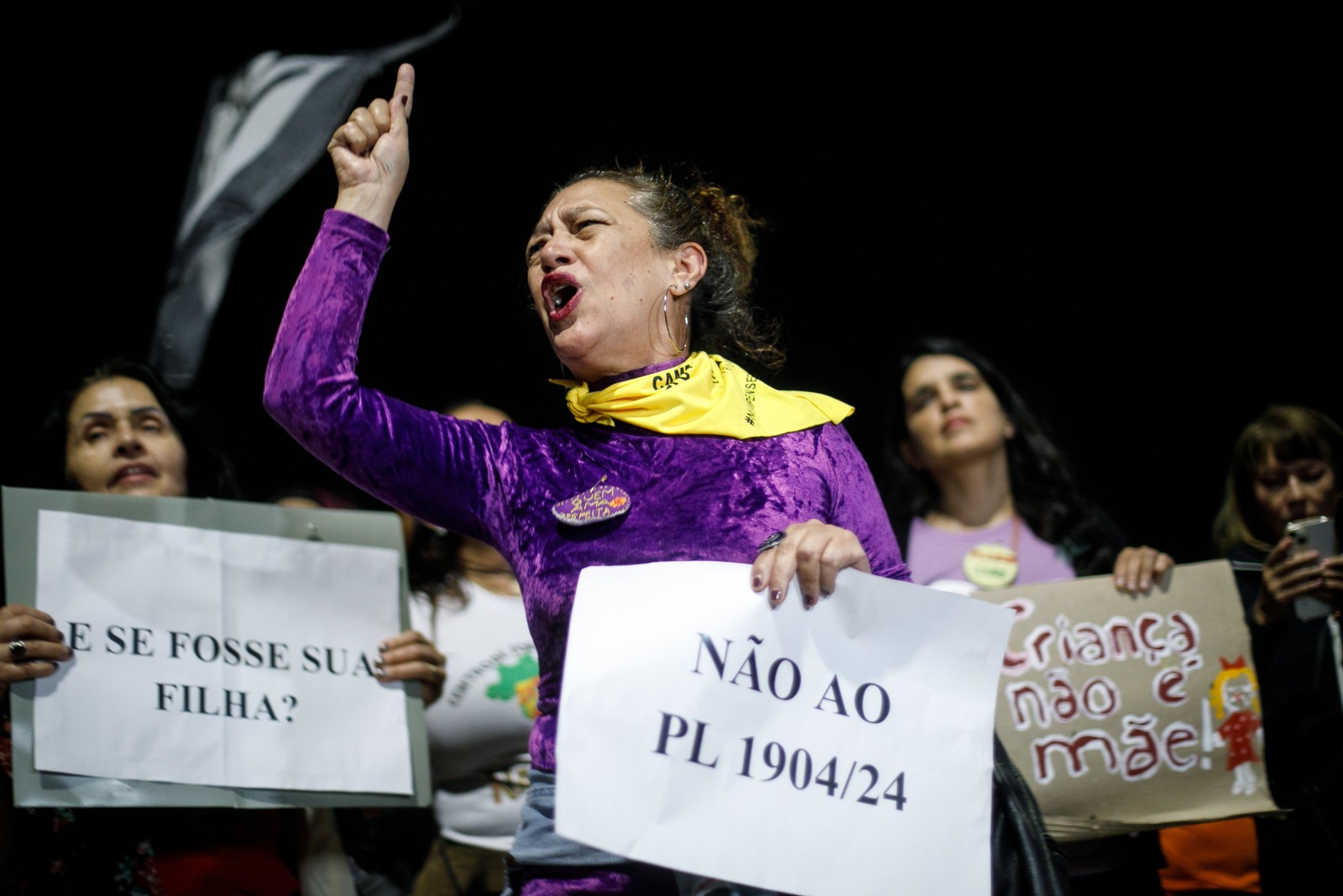 Ato em Brasília contra a PL1904 - PL da Gravidez Infantil (PL 1904/24) proíbe a realização do aborto legal acima de 22 semanas gestacional em caso de estupro. — Foto: Brenno Carvalho / Agência O Globo.