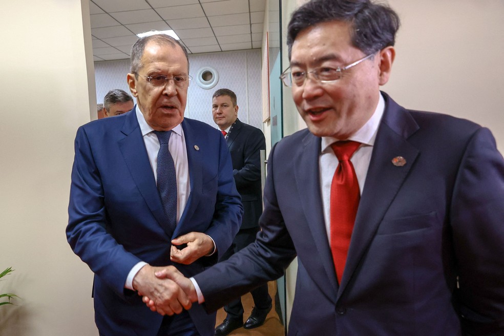 Os ministros das Relações Exteriores da Rússia e da China, Sergei Lavrov, e  Qin Gang, no G20 — Foto: AFP