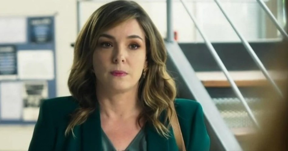 Na terça, Clara volta para casa e Rafa não a deixa expulsar Theo  — Foto: Reprodução/Globo