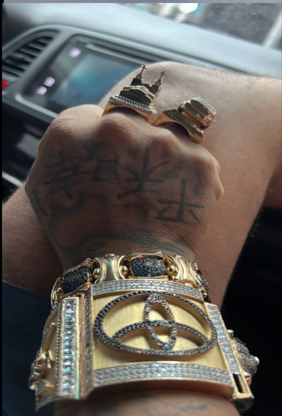 Traficante Corolla ostenta bracelete e anéis de ouro em fotos — Foto: Reprodução
