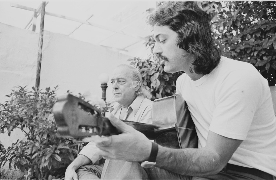 O poeta Vinicius de Moraes e o violonista Toquinho, em 1973