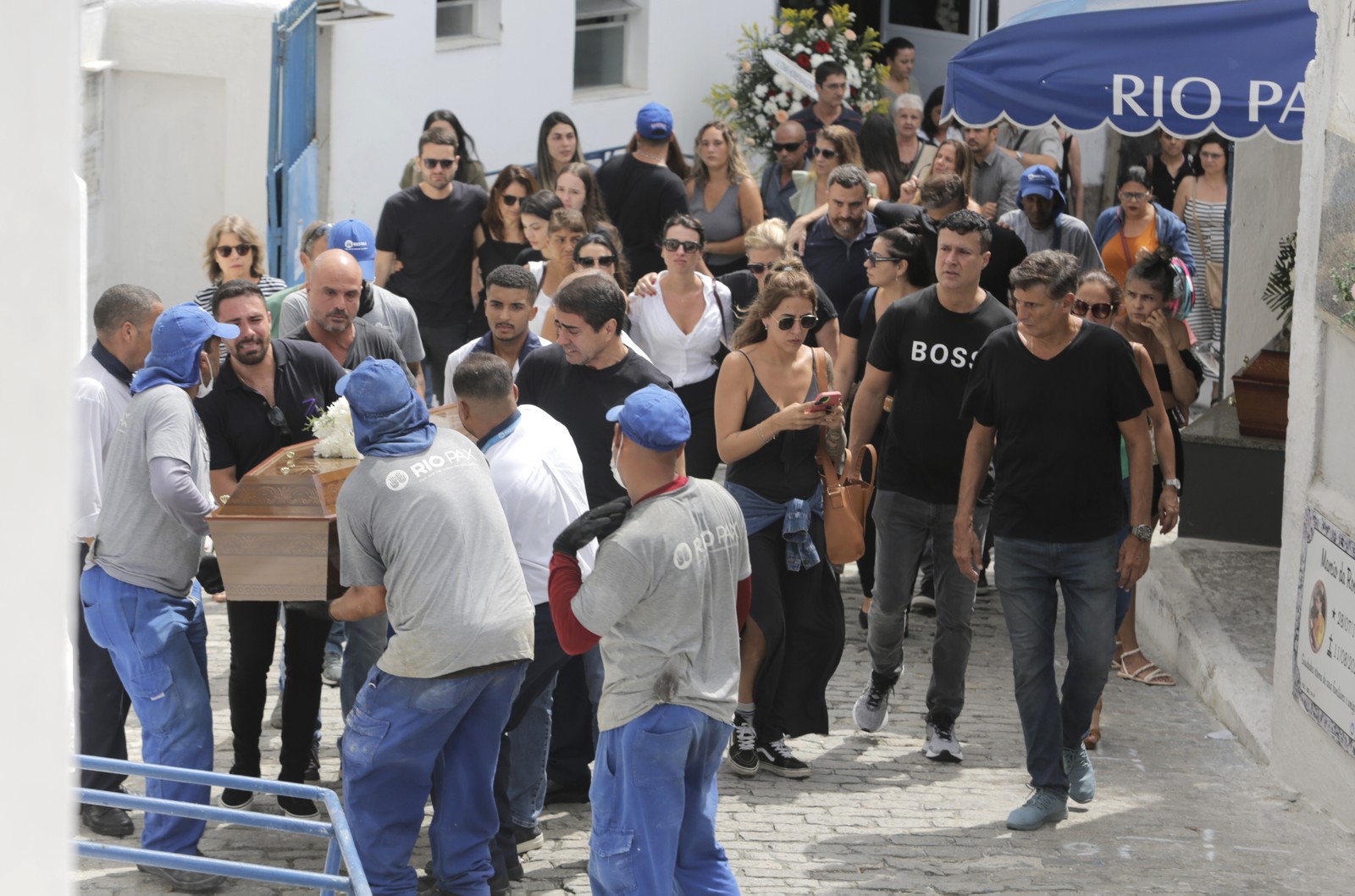 Velório e sepultamento de Rodrigo Marinho Crespo, no Cemitério São João Batista, em Botafogo. — Foto: Fabio Rossi / Agência O Globo