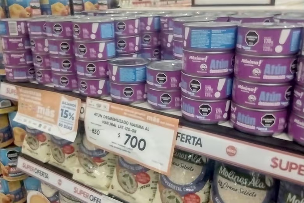 O atum “made in Equador” é outro dos produtos importados que já voltou com força aos supermercados argentinos — Foto: Alfredo Sainz