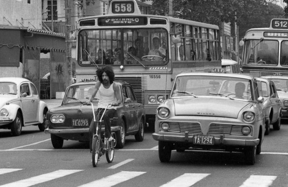 Raul Seixas pedalando descalço no trânsito do Rio, em 1973 — Foto: Antonio Carlos Piccino/Agência O GLOBO