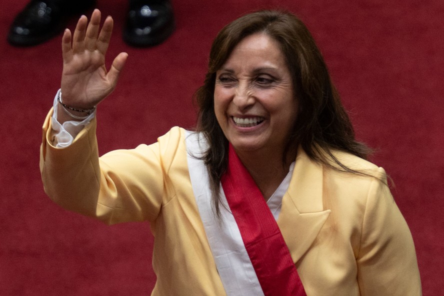 Dina Boluarte toma posse como a nova presidente do Peru, após impeachment de Castillo