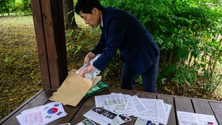 Filho de um agente duplo norte-coreano que fugiu do país em 1999, há 20 anos ele lança balões carregados com folhetos de propaganda anti-regime, dólares americanos e unidades USB com músicas K-pop — Foto: Anthony Wallace/AFP
