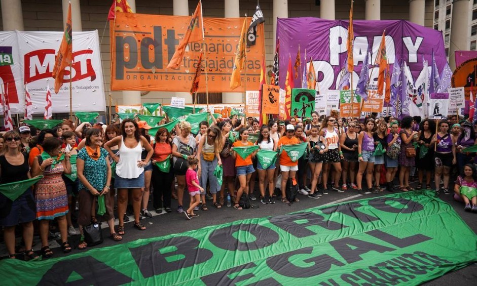 Mulheres participam de protesto diante da Catedral Metropolitana de Buenos Aires. Elas defendem a aprovação de um projeto de lei que legaliza o aborto na Argentina. Na segunda-feira, uma grande marcha ocorrerá na cidadeREUTERS