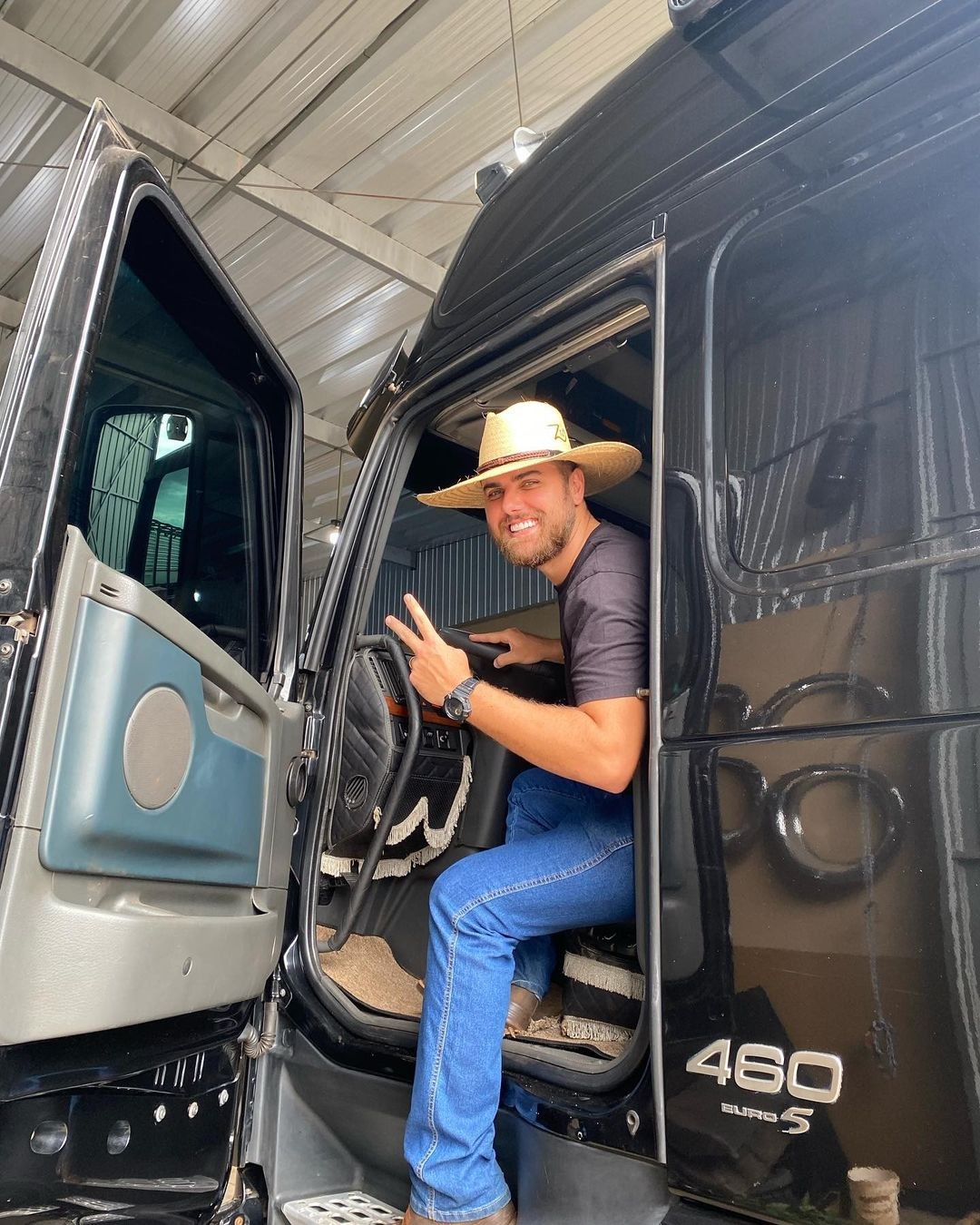 Zé Neto, da dupla com Cristiano, é dono de uma frota de caminhões boiadeiros — Foto: Reprodução Instagram