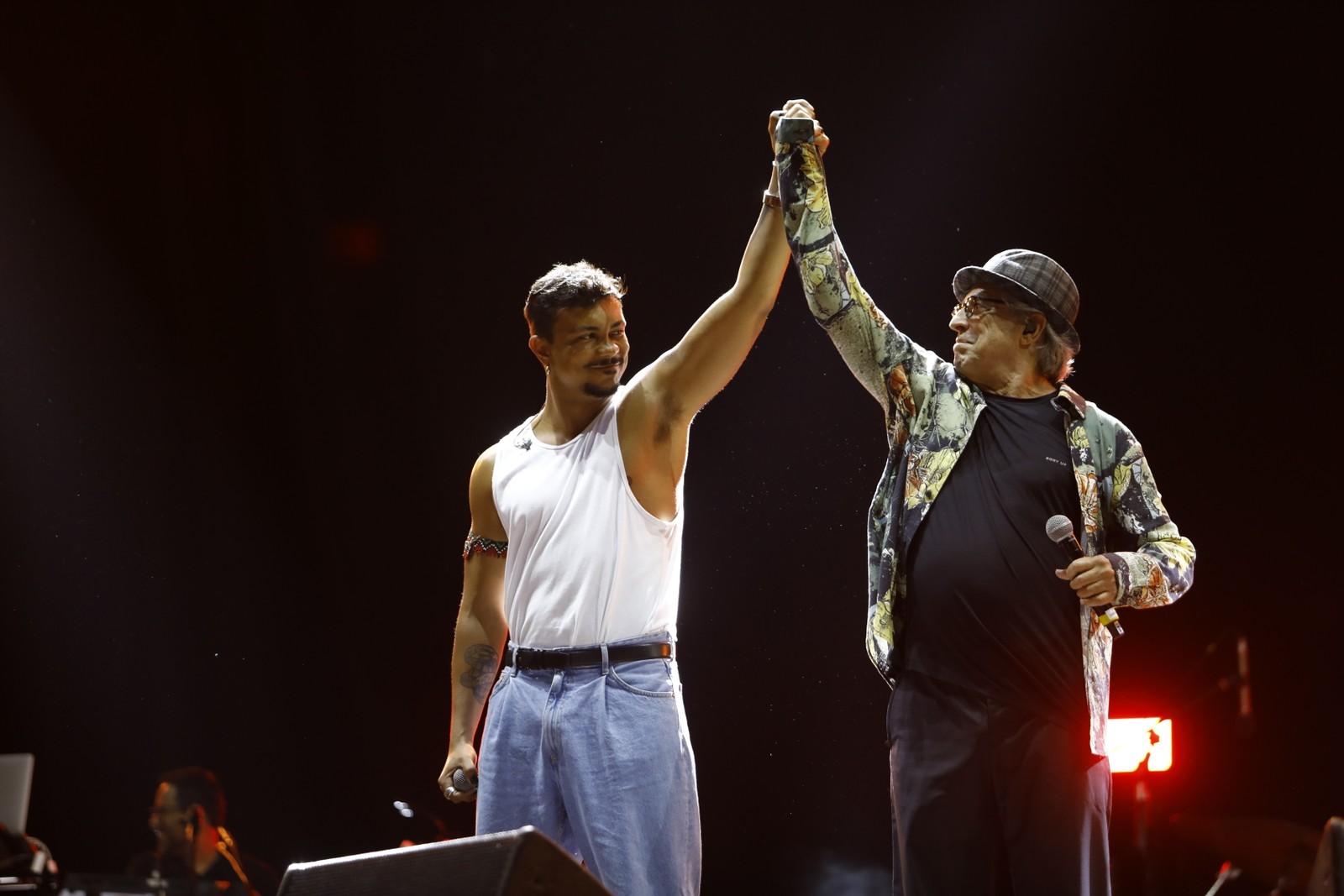 Ivan Lins dividiu o palco com o rapper Xamã no show "1985 - A homenagem"    — Foto: Brenno Carvalho