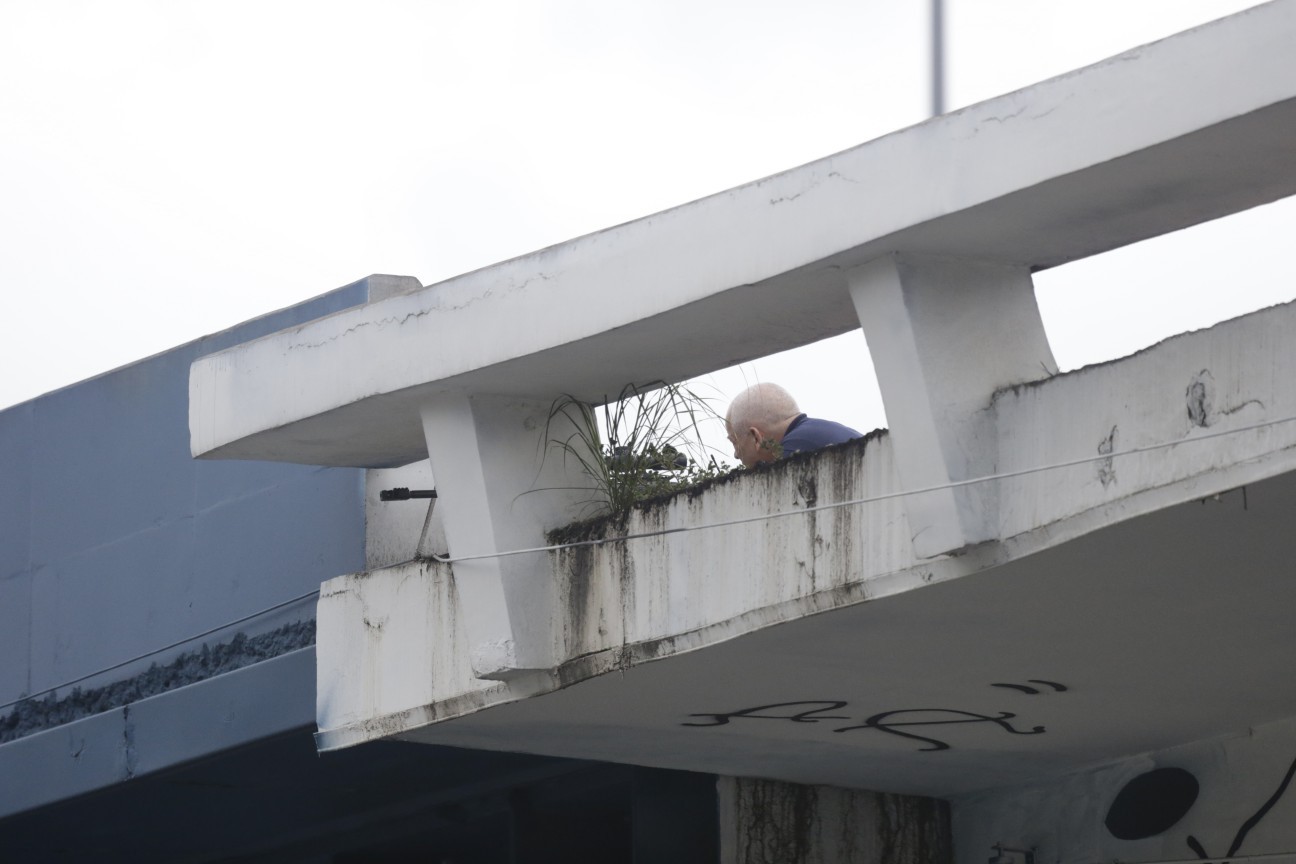 Sniper do Bope mira o ônibus sequestrado na Rodoviária Novo Rio — Foto: Domingos Peixoto/Agência O Globo