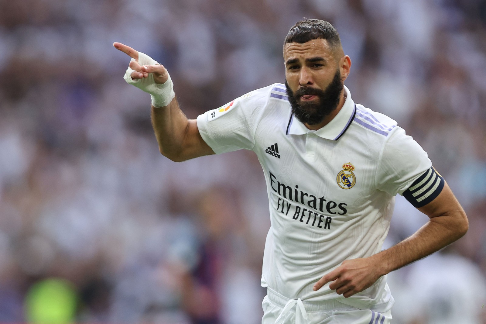 Atual melhor jogador do mundo, Benzema  é outro com destino ainda indefinido para a próxima temporada— Foto: Thomas COEX / AFP