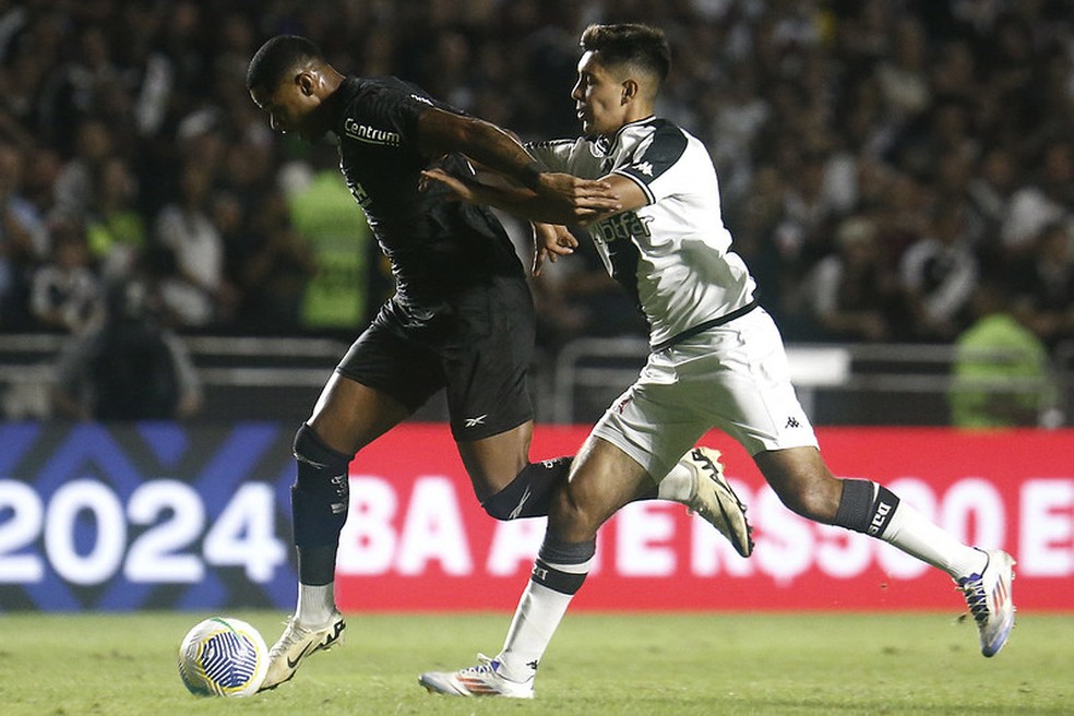 Junior Santos, do Botafogo, tenta passar pela marcação vascaína em São Januário — Foto: Vitor Silva/Botafogo