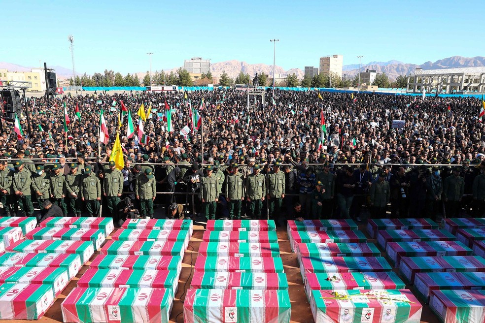 Iranianos participam do funeral das vítimas do atentado de 3 de janeiro em Kerman, no sul do Irã — Foto: Presidência do Irã/ AFP
