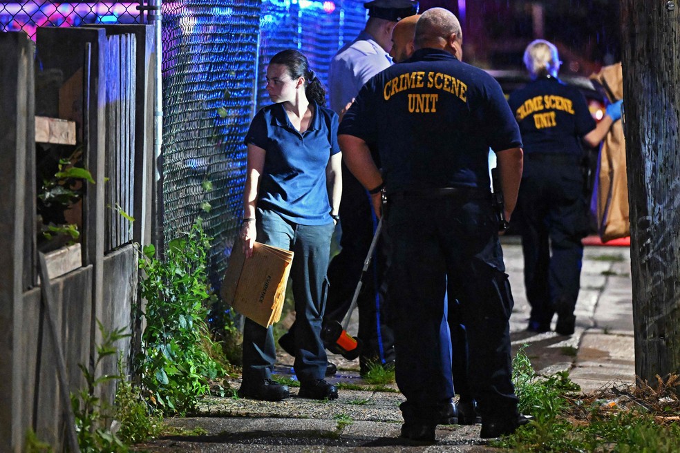 Policiais vasculham a área onde houve o tiroteio, na Filadélfia — Foto: Drew Hallowell/Getty Images/AFP