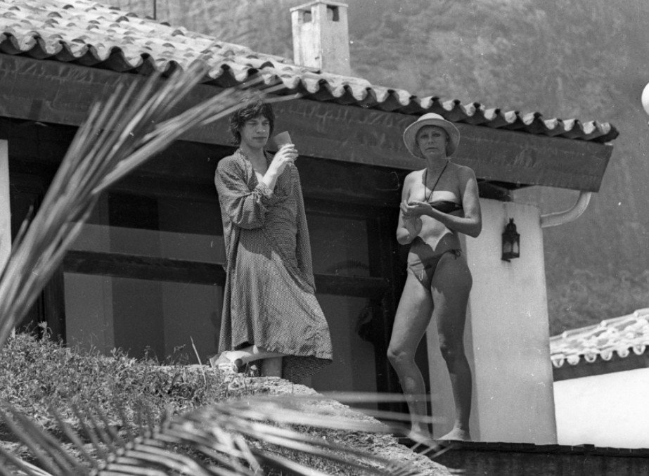 Mick Jagger e a francesa Odile Marinho numa casa na Joatinga, no Rio, em 1975 — Foto: Alberto Jacob/Agência O GLOBO