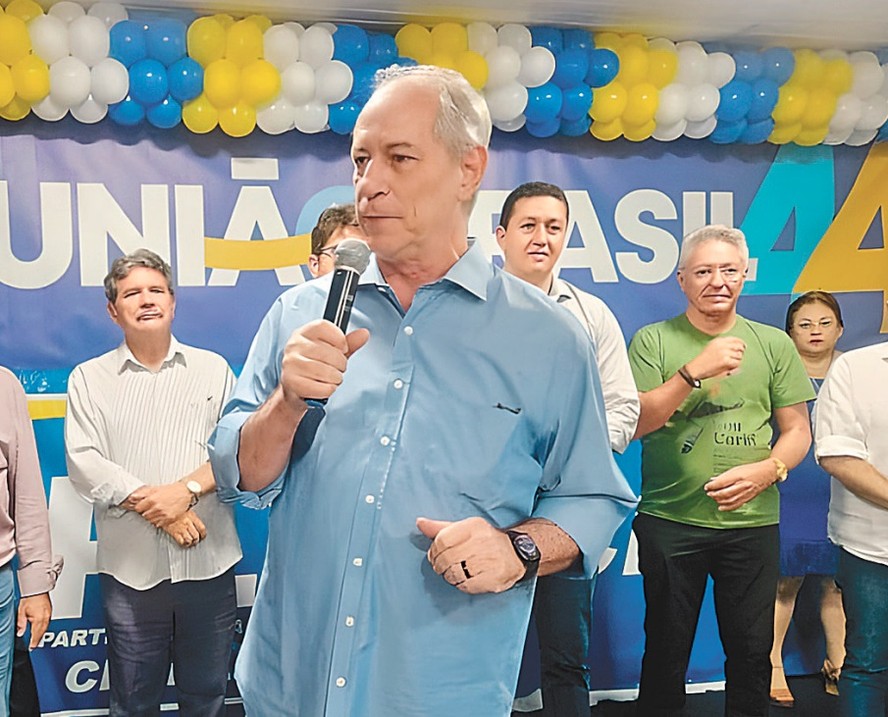 Ciro Gomes em convenção do União, em Crato, com antigos adversários