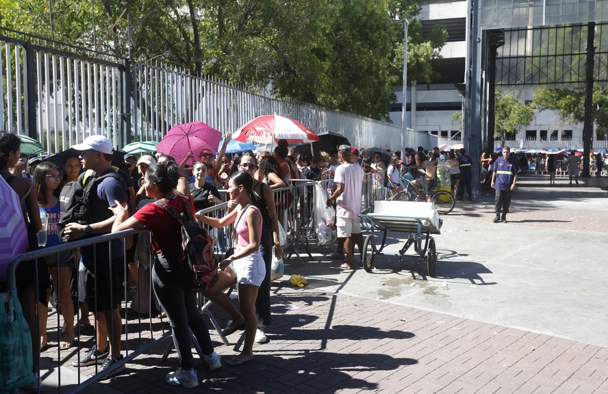 Multidão se aglomerou em fila, por mais de 20 horas, para conseguir ingressos para show de Bruno Mars no Engenhão; apresentações estão cancelados