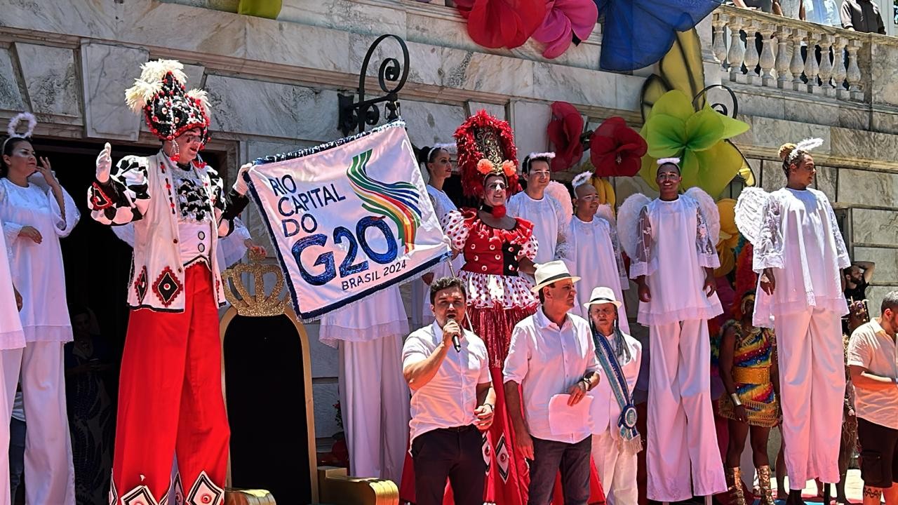 O prefeito Eduardo Paes consagra a Corte Real do Carnaval carioca, eleita em concurso realizado pela Riotur, e entrega as chaves da cidade à nobreza do samba — Foto: Gabriel de Paiva / Agência O Globo