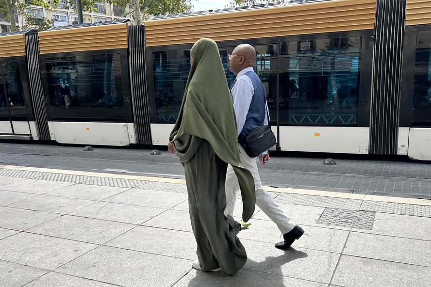 Mulher usa abaya nas ruas de Marseille, na França