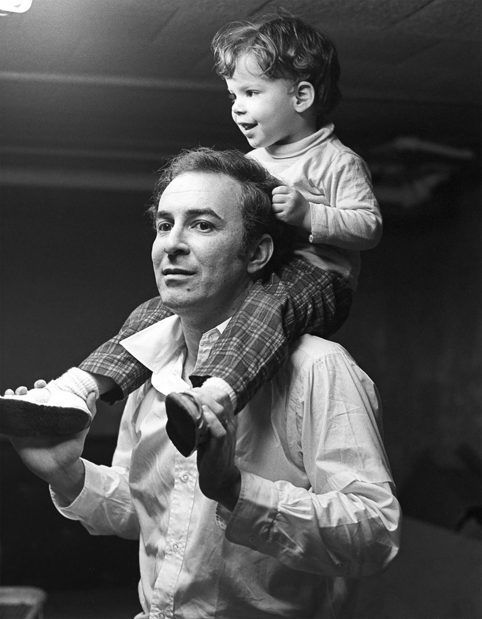 Bebel nos ombros do pai em foto feita em 1969, como opção de imagem para um disco de João Gilberto — Foto: Helga Ancona