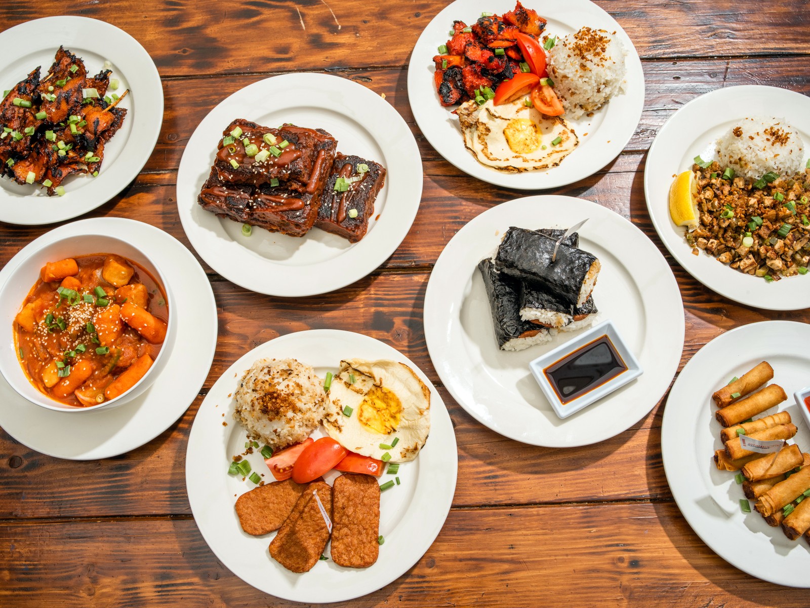 Pratos veganos do Chef Reina, restaurante em Brisbane, na Califórnia. Restaurantes e mercearias estão atendendo aos consumidores que estão deixando de comer carne. Kelsey McClellan/The New York Times