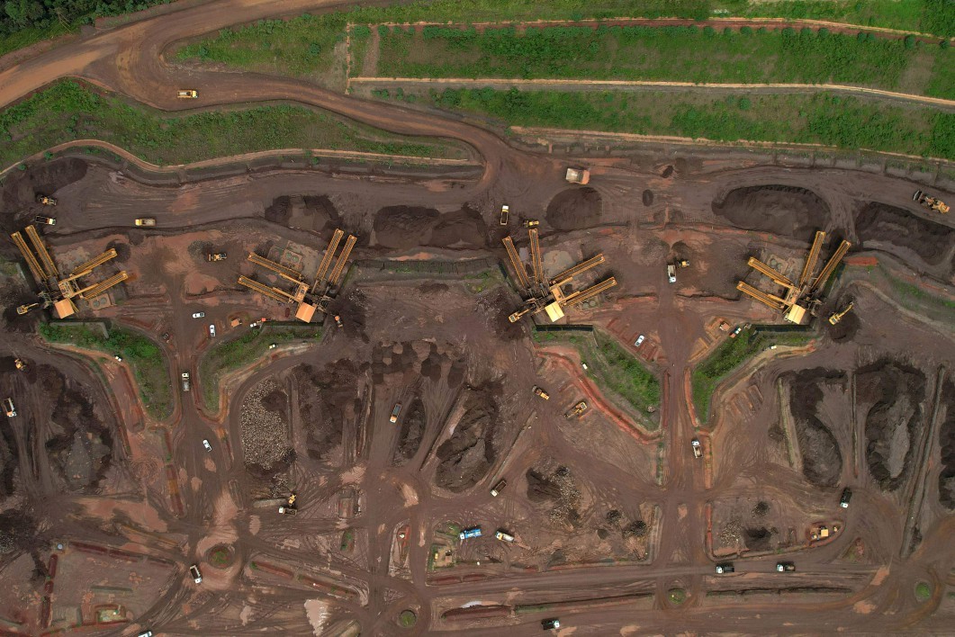 Vista dos postos de busca localizados onde ficava o terminal ferroviário de cargas da mina antes do rompimento da barragem da Vale, em Brumadinho — Foto: Douglas Magno / AFP
