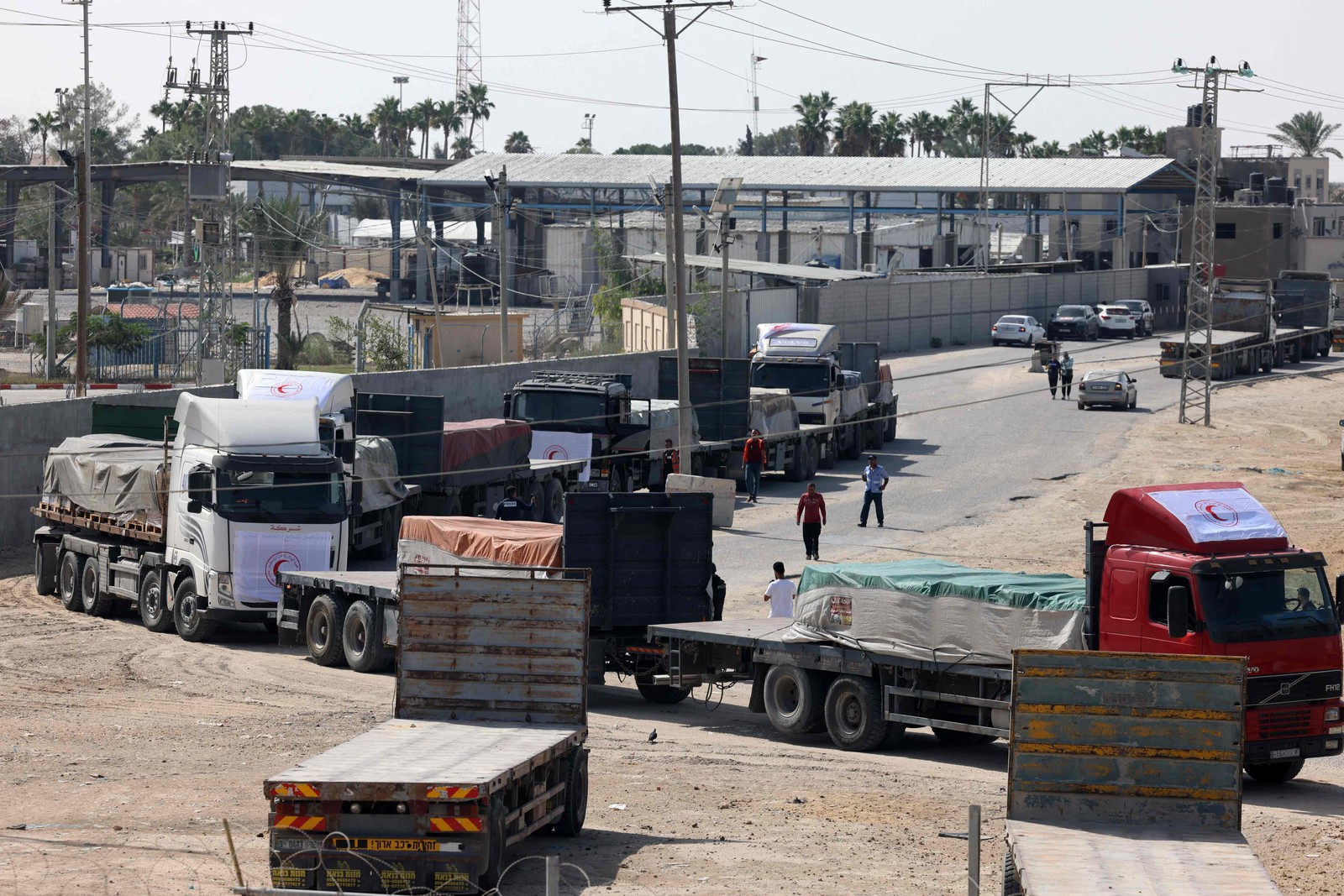 Ajuda humanitária chega na Faixa de Gaza — Foto: Mohammed ABED / AFP