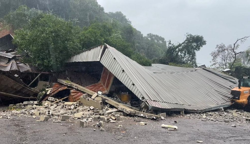 Prédio da Codeca, em Caxias do Sul, ficou destruído após deslizamento: um funcionário morreu — Foto: Divulgação / Andréia Copini - Prefeitura de Caxias do Sul