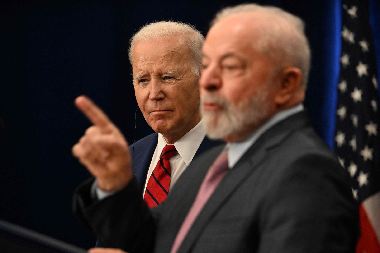 O presidente Lula e o presidente Biden em pronunciamento conjunto após bilateral durante a Assembleia Geral da ONU — Foto: Jim WATSON / AFP