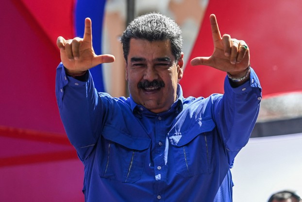 O presidente da Venezuela, Nicolás Maduro, mantém retórica socialista do antecessor, Hugo Chávez, mas adota políticas condenadas pelo mentor