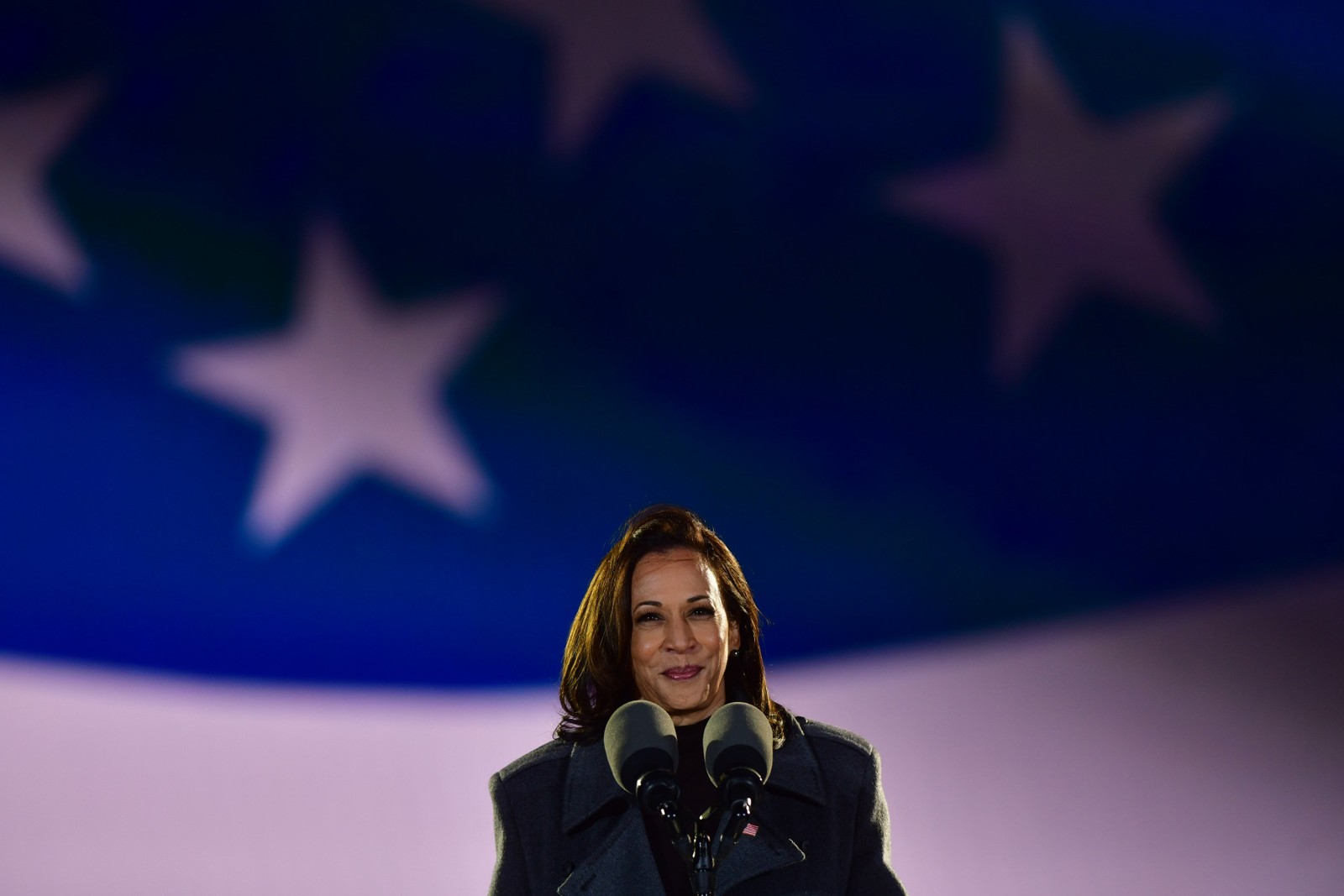 Kamala Harris, na véspera do dia oficial da eleição, fala em um comício drive-in na Filadélfia, Pensilvânia. Harris chegou às urnas com a força de ter sido a primeira mulher negra a ser eleita procuradora-geral na Califórnia e como a primeira mulher de ascendência sul-asiática no SenadoAFP