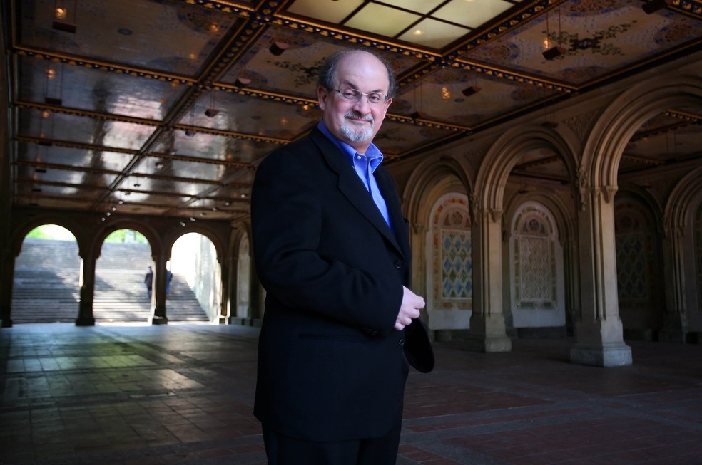 Salman Rushdie fotografado na passagem subterrânea para a Fonte Bethesda, no Central Park, em 2008 — Foto: Nicole Bengiveno/The New York Times