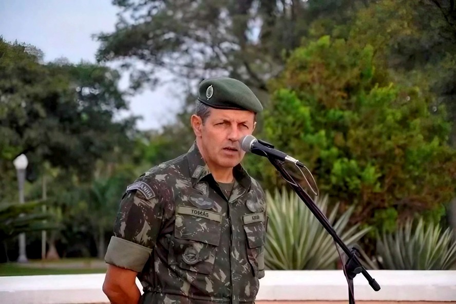 Comandante do exército Tomas Paiva