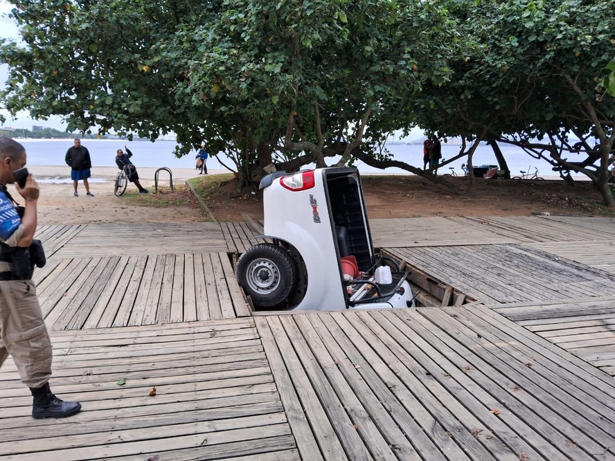 Carro da prefeitura se acidenta em deque na Praia do Flamengo