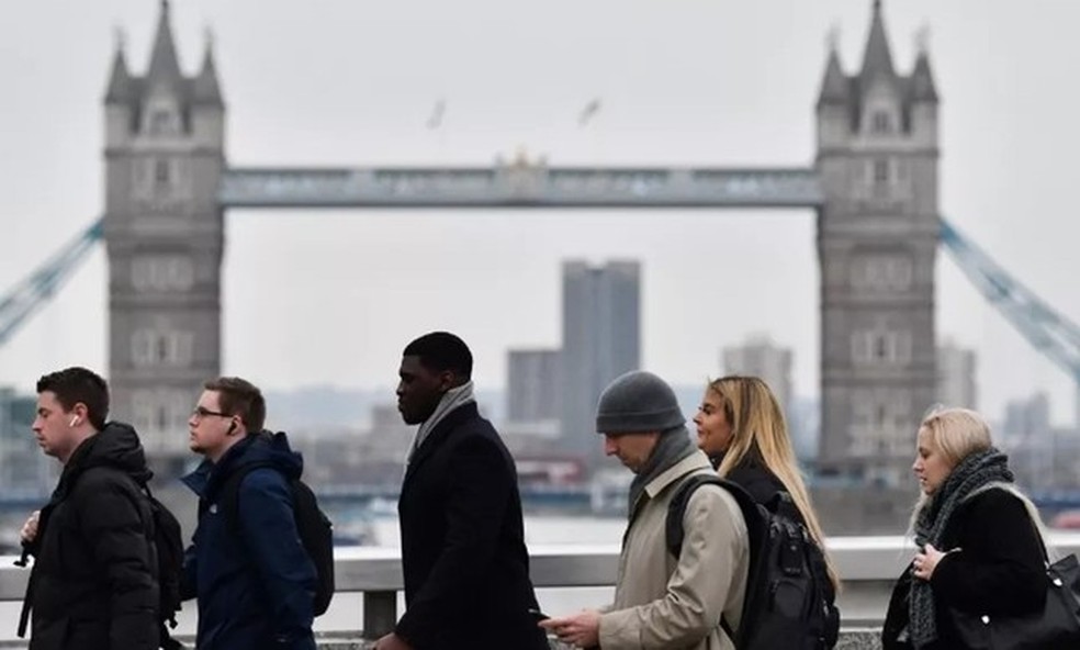 Pessoas caminham em Londres: cidade será uma das que vão testar jornada reduzida de quatro horas — Foto:         