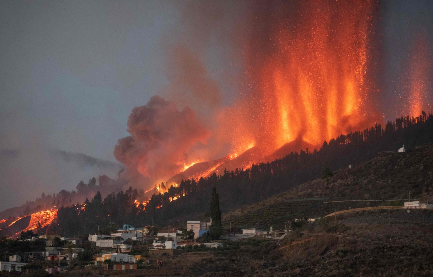 Vulcão Cumbre Vieja em erupção nas Ilhas Canárias em 2021 — Foto: DESIREE MARTIN / AFP