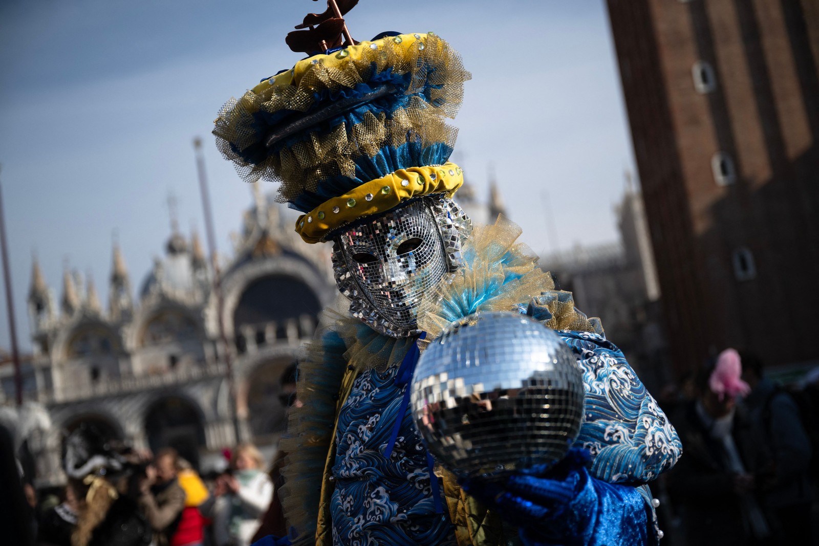 Folião com a típica fantasia no carnaval de Veneza, na Itália — Foto: Marco Bertorello / AFP
