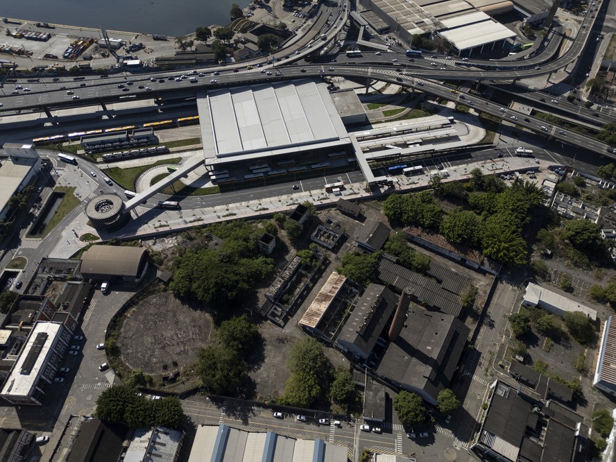 Estádio do Flamengo ocupará a área do antigo Gasômetro. Prefeitura desapropriou o terreno, que irá a leilão. Ao lado do Gasômetro, vários terrenos tem construções demolidas e darão lugar a novos projetos. Na foto, o terreno do Gasômetro, na Avenida São Cristóvão, 1200.