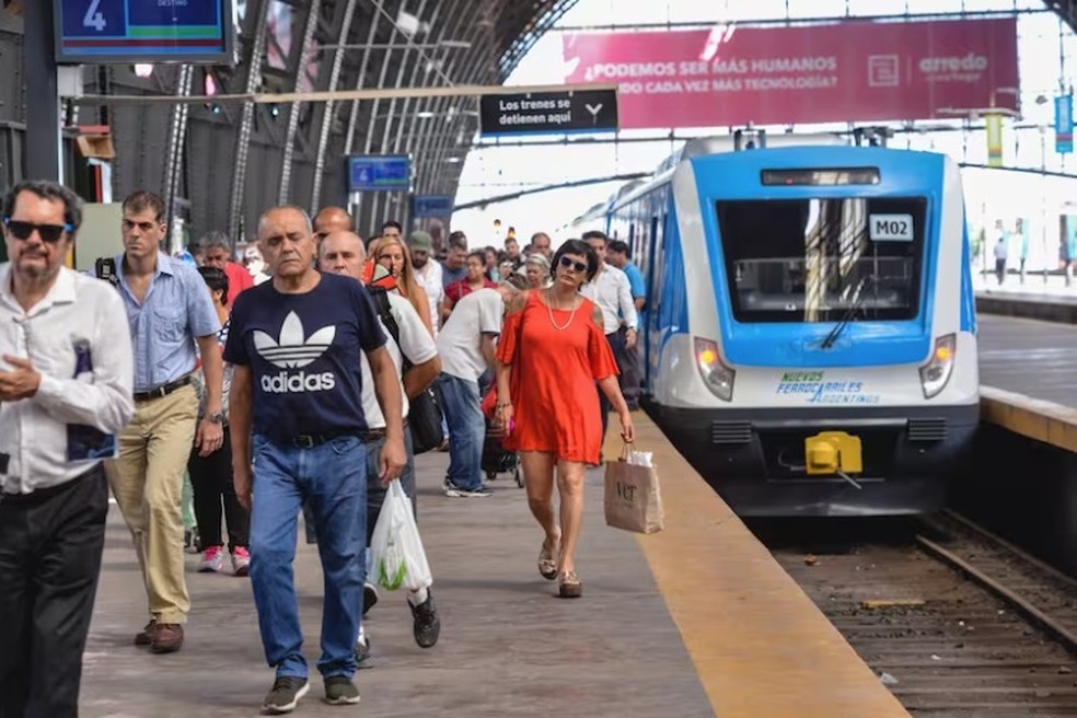 Tarifas dos trens na região metropolitana de Buenos Aires aumentará em mais de 45,32%, com tarifa mínima de 37,38 pesos — Foto: La Nación