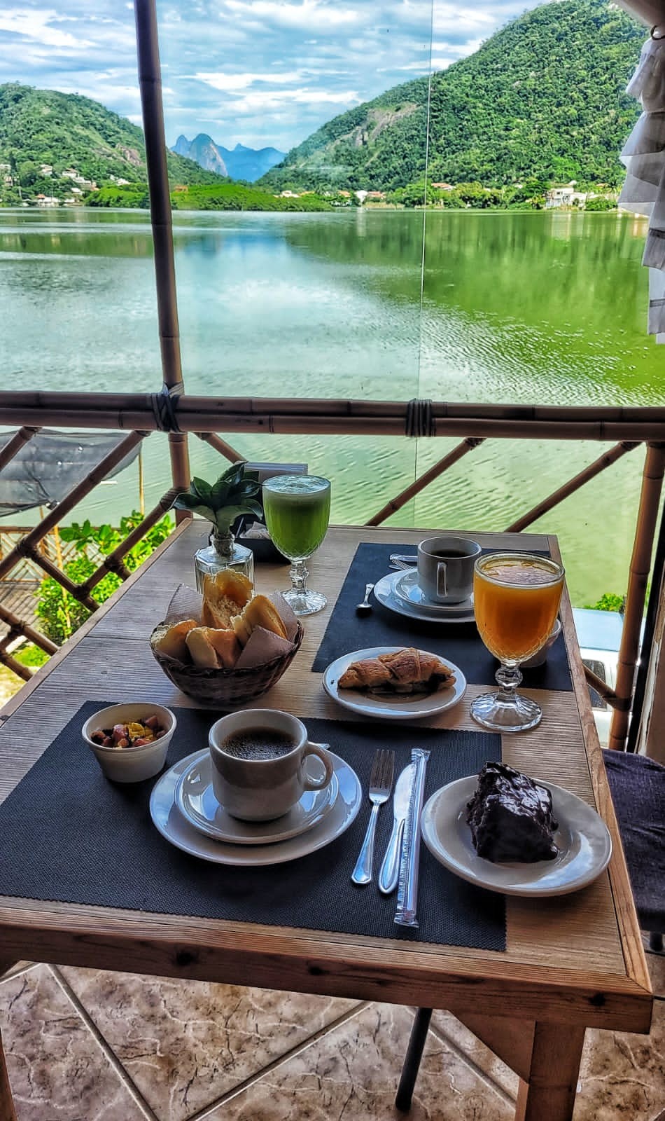 Com visual da Lagoa de Piratininga,  o Encanto Bistrô (99332-2445) serve café da manhã aos sábados e domingos, das 8h às 11h, e tem dois combos que incluem pão francês, queijo, presunto, bolo do dia ou croissant com creme de avelã, ovos mexidos com bacon e duas opções de bebida. O individual custa R$ 309,90; e o combo para dois, R$ 74,90 — Foto: Divulgação