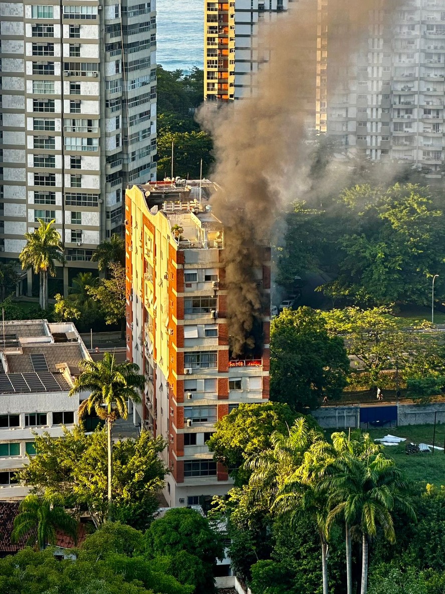 Prédio pega fogo em São Conrado