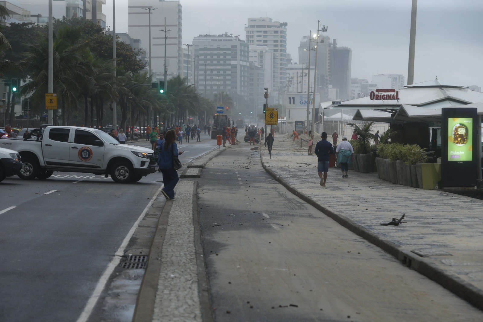 Pistas da Avenida Delfim Moreira amanhecem interditadas nesta segunda-feira após o mar invadir as faixas durante ressaca — Foto: Fabiano Rocha/Agência O Globo