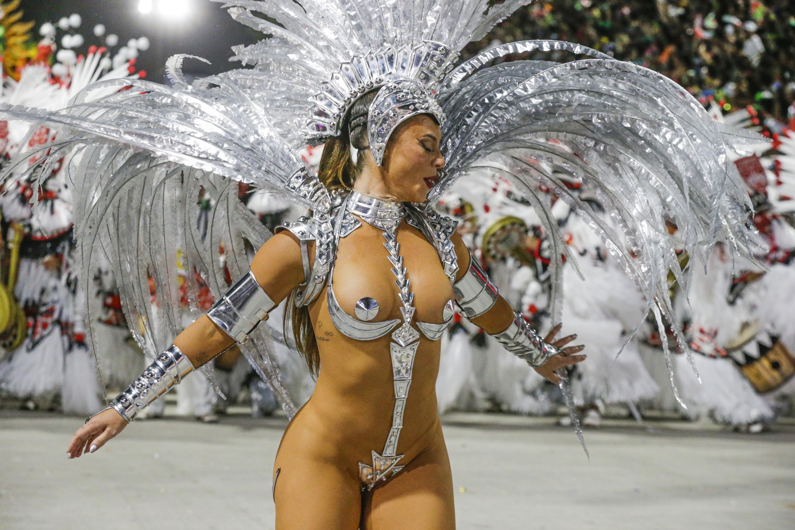 A rainha de bateria da Grande Rio, Paolla Oliveira  — Foto: Domingos Peixoto