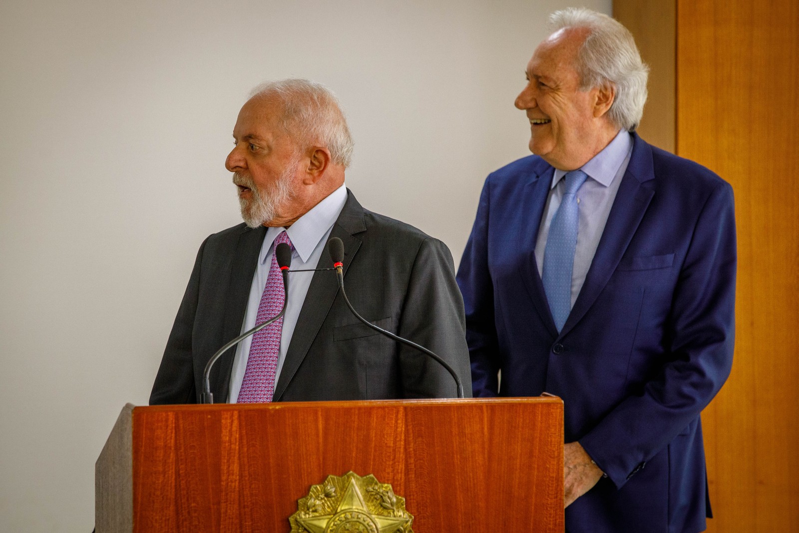 O presidente Luiz Inácio Lula da Silva anuncia o ministro aposentado do Supremo Tribunal Federal (STF) Ricardo Lewandowski no Ministério da Justiça — Foto: Brenno Carvalho/Agência O Globo