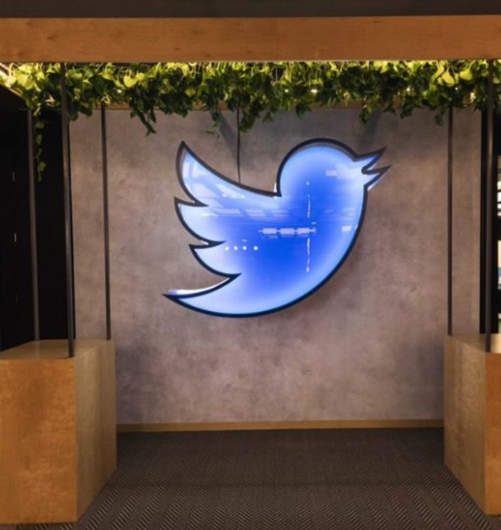 Neon gigante com o símbolo do Twitter foi arrematado por US$ 17 mil — Foto: Reprodução