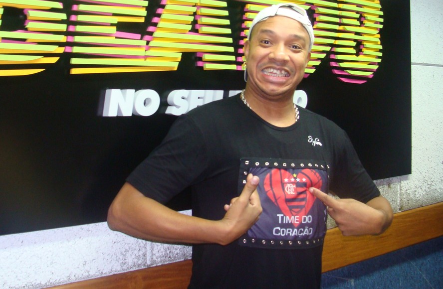 Anderson Leonardo com a camisa em homenagem ao Flamengo