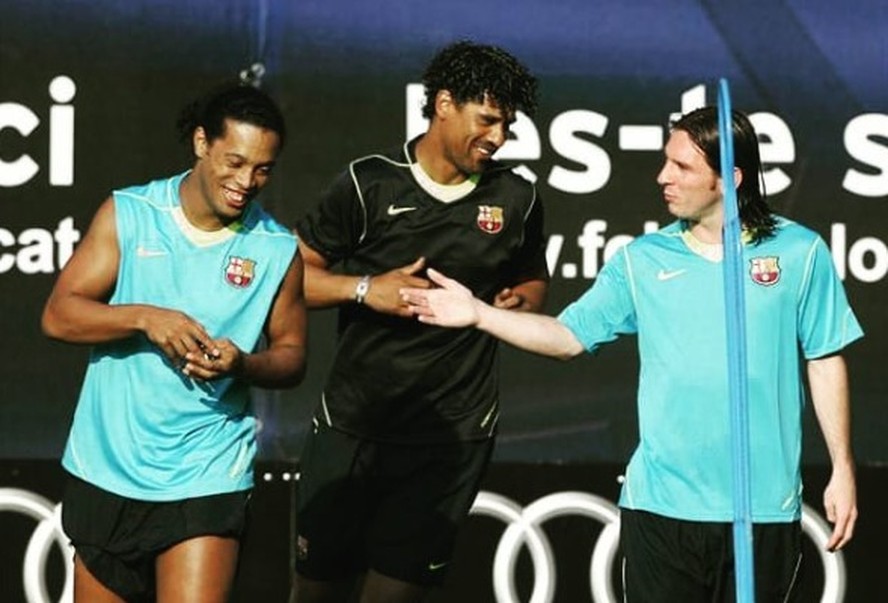 Treinador na ‘era Ronaldinho’, Frank Rijkaard pode voltar ao Barcelona, segundo jornal espanhol