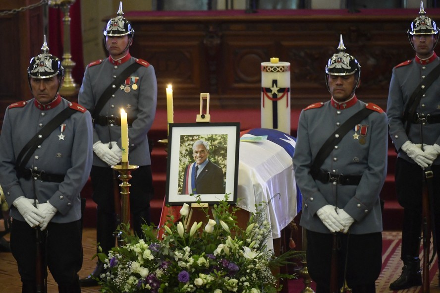 Carabineiros guardam o caixão do falecido ex-presidente Sebastian Piñera durante seu funeral de Estado no Palácio do Congresso Nacional em Santiago.