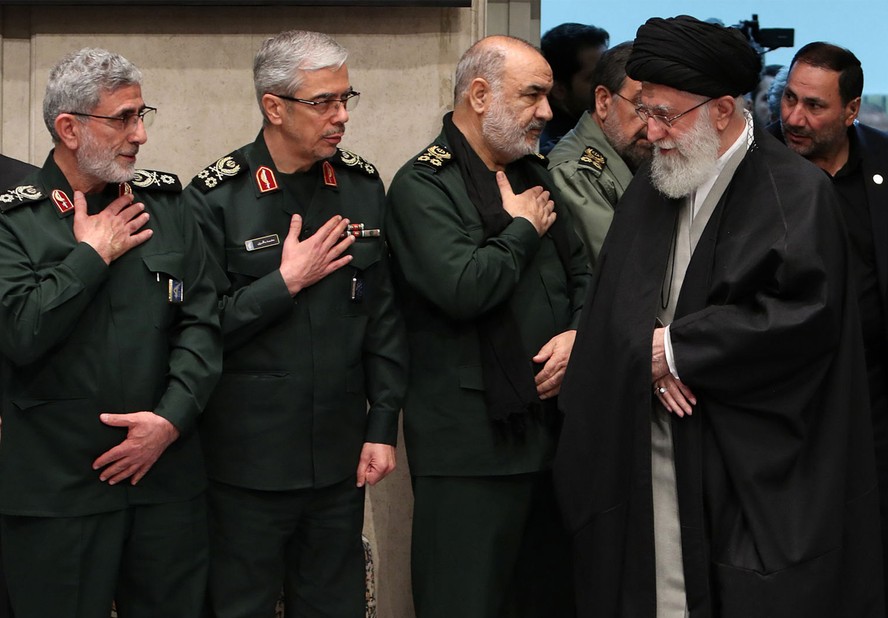 Comandante da Guarda Revolucionária do Irã (2º da direita para a esquerda) Hossein Salami, cumprimenta o aiatolá Ali Khamenei em foto de arquivo