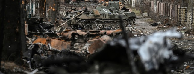 Tanques de guerra russos destruídos em Bucha, oeste de Kyiv — Foto: ARIS MESSINIS / AFP